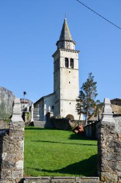 Na sliki je zunanjost cerkve sv. Križa na Gradišču pri Vipavi. 
